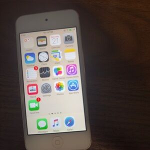 Apple iPod Touch in Classic White & Gold